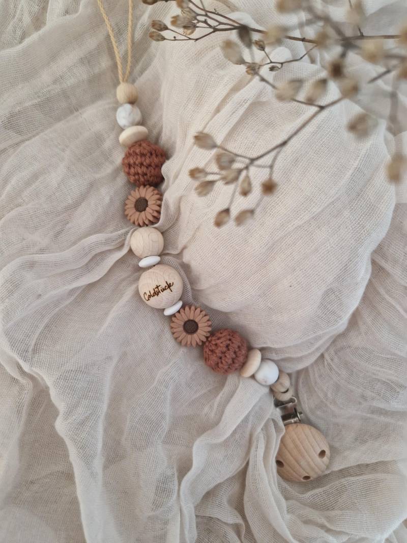 Schnullerkette "Daisy Goldstück" Braun, Nougat, Blume, Margarite, Gänseblümchen, Kamille, Natur, Silikon, Holz, Gravur, Goldstück von beckyshandmadeshop