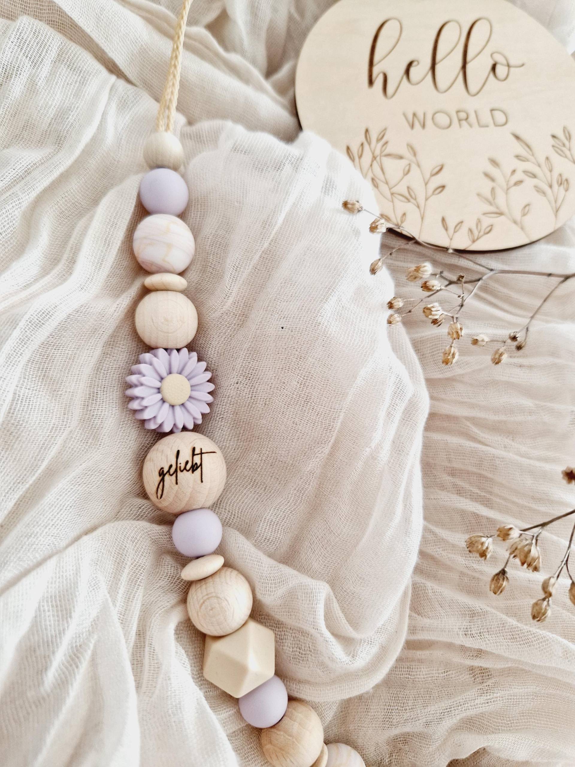 Schnullerkette "Daisy Lilac" Flieder, Helllila, Blume, Margarite, Gänseblümchen, Kamille, Natur, Silikon, Holz, Gravur, Geliebt Schnullerkette "Daisy Lilac" Flieder, Helllila, Blume, Margarite, Gänseblümchen, Kamille, Natur, Silikon, Holz, Gravur, Geliebt von beckyshandmadeshop