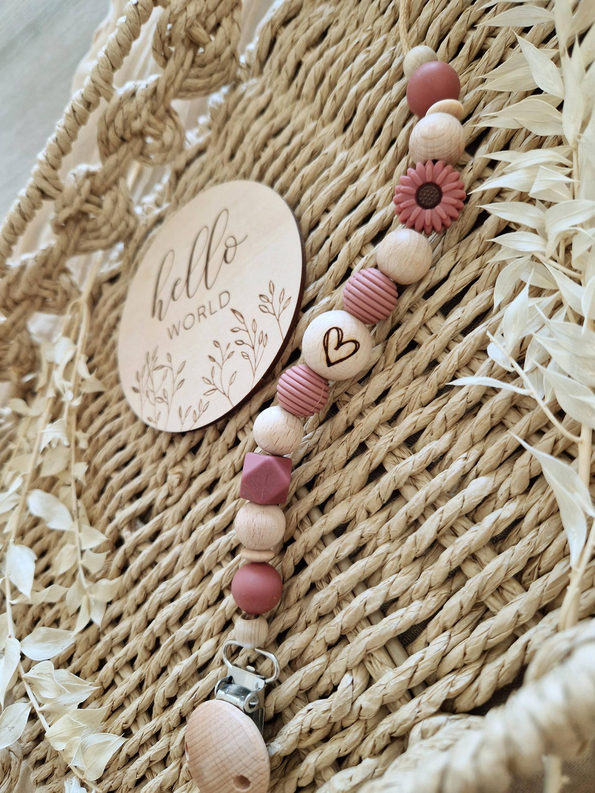 Schnullerkette "Daisy Rost " Rostbraun, Rot, Blush, Blume, Margarite, Gänseblümchen, Kamille, Natur, Silikon, Holz, Gravur, Herz Schnullerkette "Daisy Rost " Rostbraun, Rot, Blush, Blume, Margarite, Gänseblümchen, Kamille, Natur, Silikon, Holz, Gravur, Herz von beckyshandmadeshop