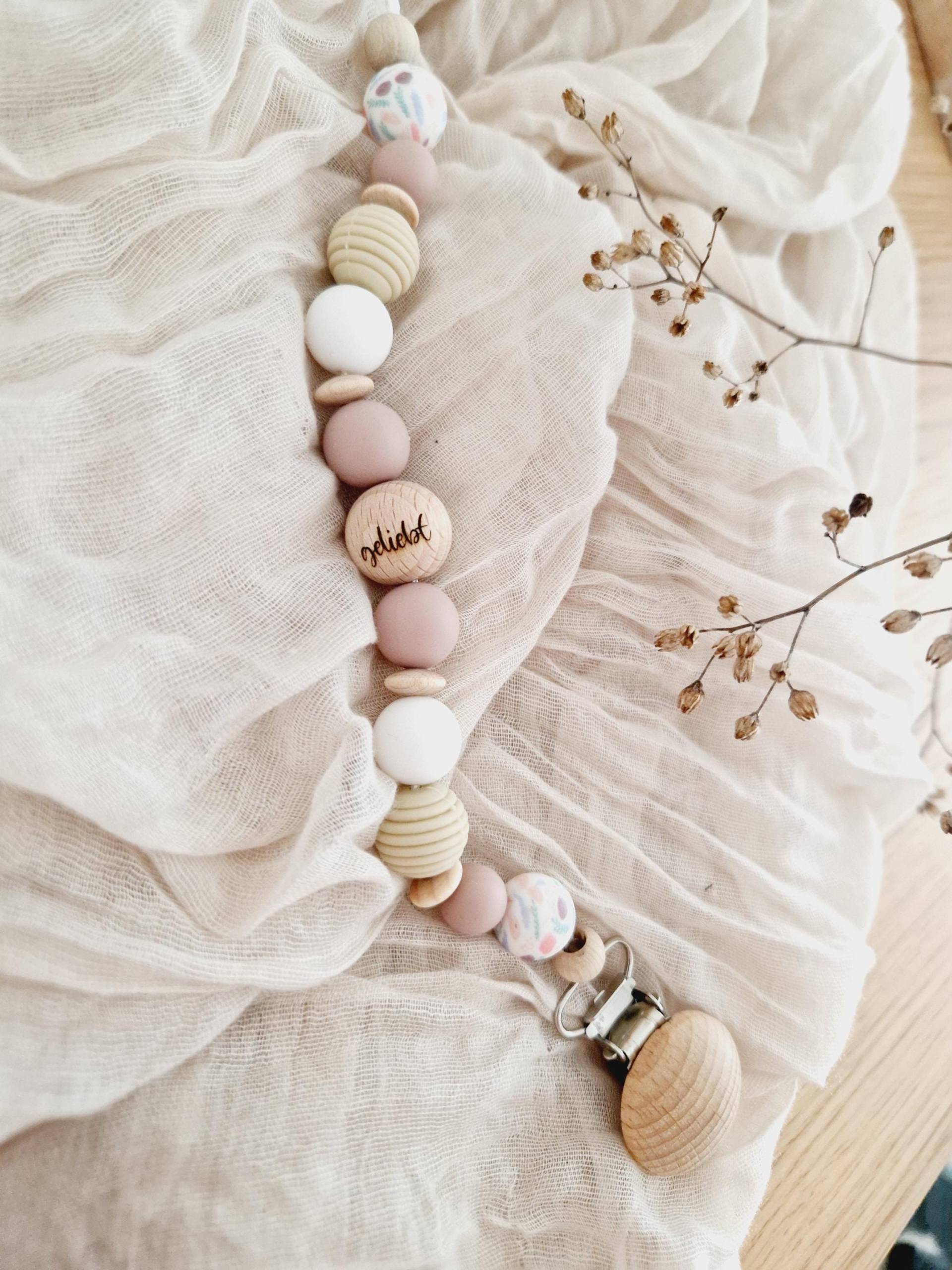 Schnullerkette "Geliebt Flieder" Creme, Flieder, Lila, Beige, Natur, Silikon, Holz, Terrazzo, Holzperlen, Gravur, Geriffelt, Weiß Schnullerkette "Geliebt Flieder" Creme, Flieder, Lila, Beige, Natur, Silikon, Holz, Terrazzo, Holzperlen, Gravur, Geriffelt, Weiß von beckyshandmadeshop
