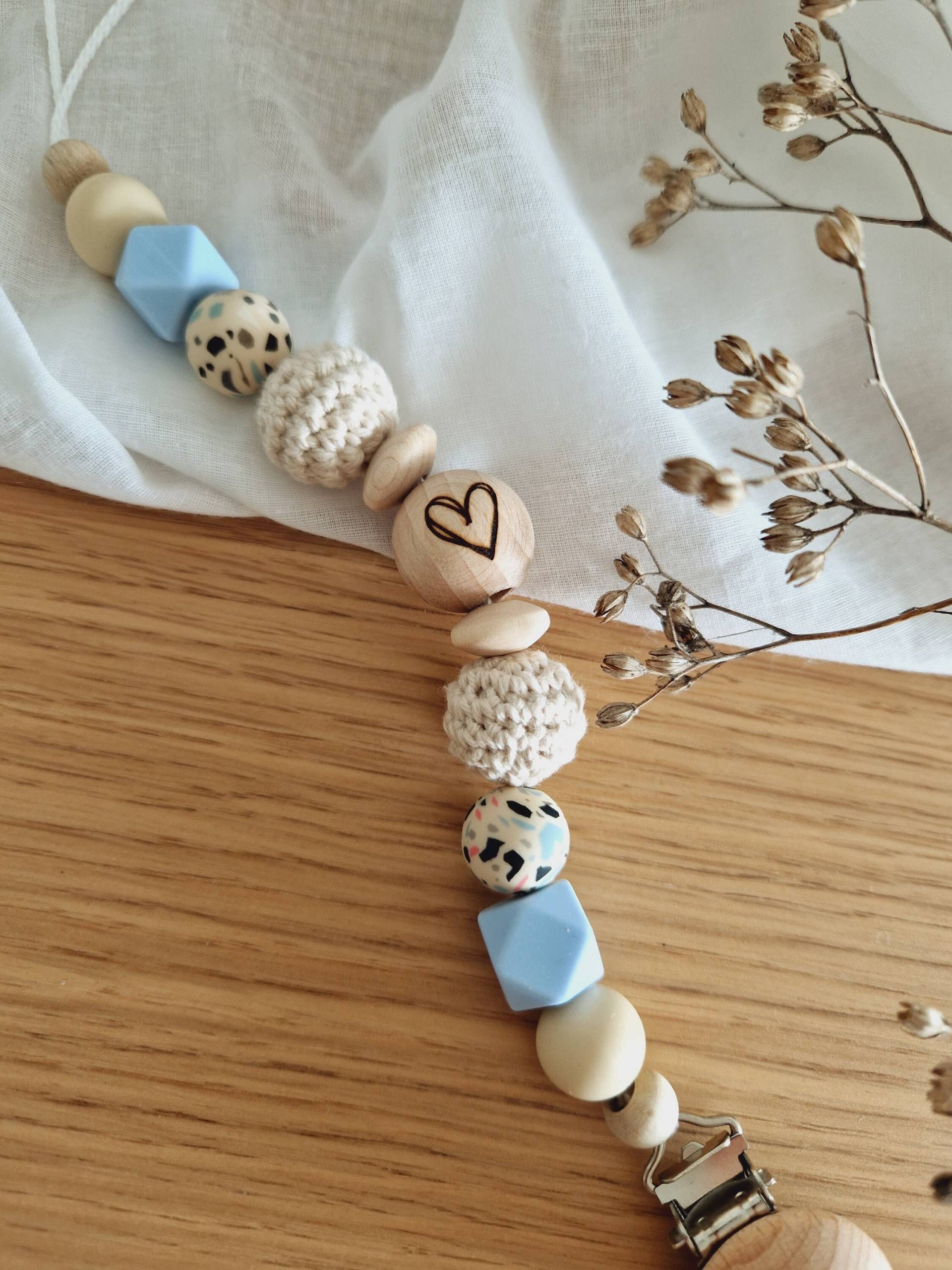 Schnullerkette "Herz" Hellblau, Beige, Natur, Silikon, Herz, Holz, Gravur Herz, Holzperlen, Ohne Name, Häkelperlen Schnullerkette "Herz" Hellblau, Beige, Natur, Silikon, Herz, Holz, Gravur Herz, Holzperlen, Ohne Name, Häkelperlen von beckyshandmadeshop