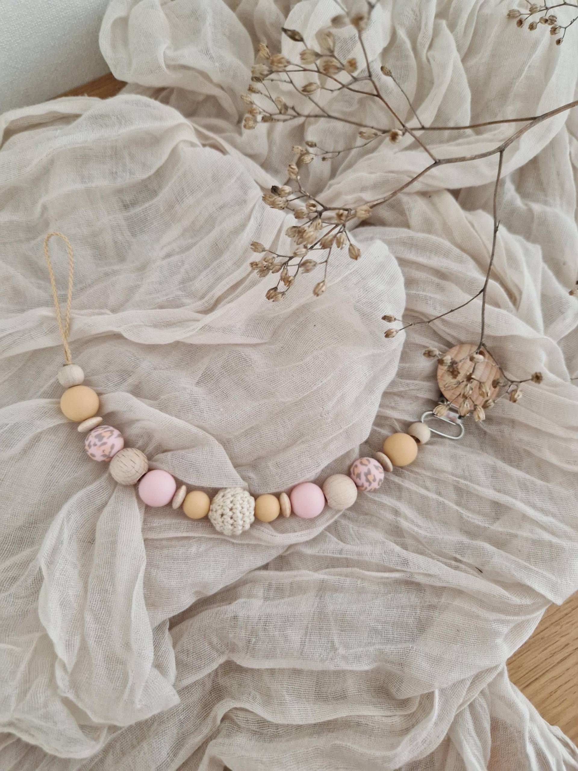 Schnullerkette "Leo Pink" Creme, Beige, Rosa, Gelb, Silikon, Holz, Pink, Holzperlen, Ohne Name, Häkelperlen, Leoprint Schnullerkette "Leo Pink" Creme, Beige, Rosa, Gelb, Silikon, Holz, Pink, Holzperlen, Ohne Name, Häkelperlen, Leoprint von beckyshandmadeshop