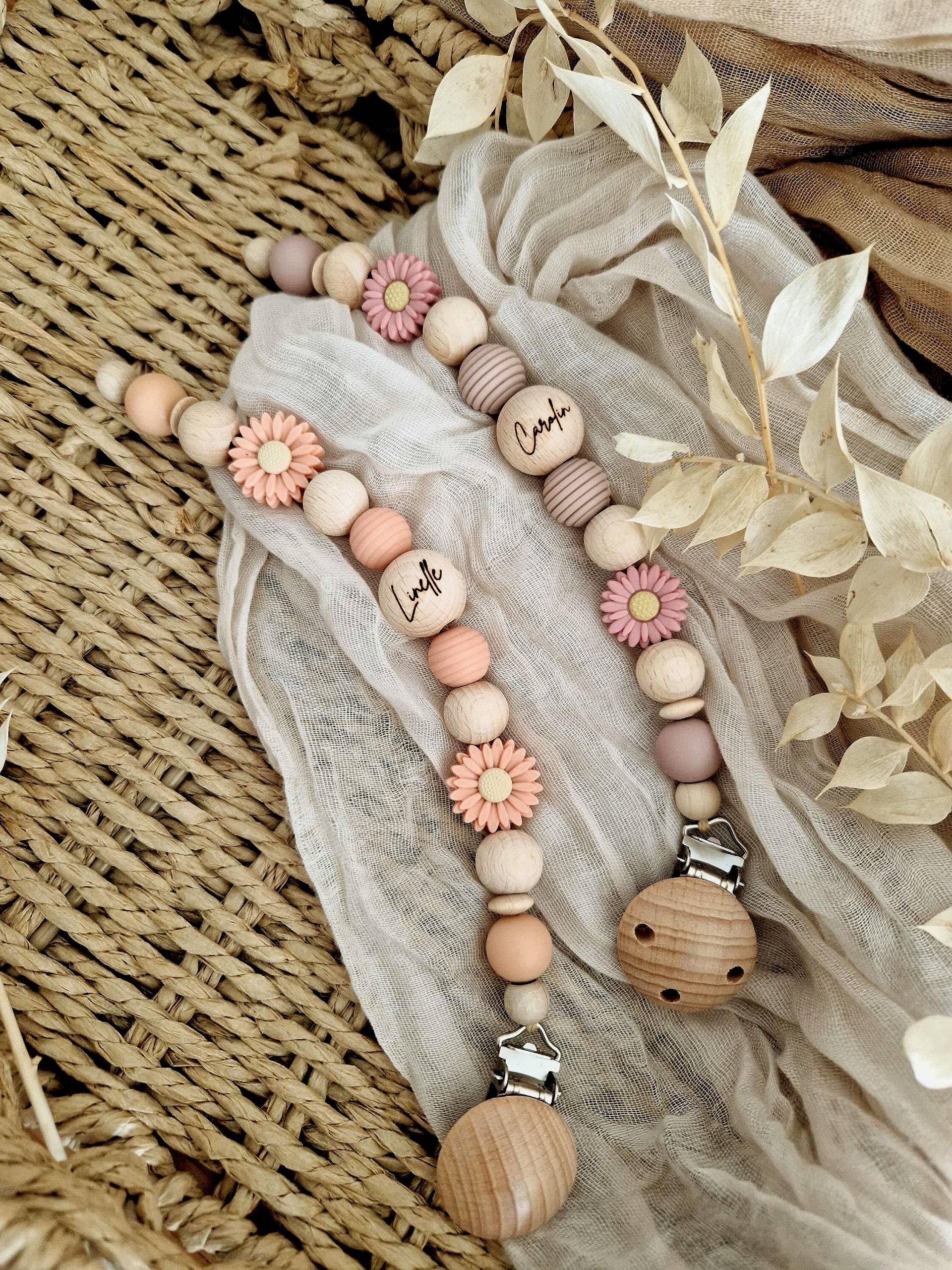 Schnullerkette "Linelle&carolin" Altrosa, Rosa, Apricot, Margarite, Gänseblümchen, Kamille, Natur, Silikon, Holz, Gravur Name Schnullerkette "Linelle&carolin" Altrosa, Rosa, Apricot, Margarite, Gänseblümchen, Kamille, Natur, Silikon, Holz, Gravur Name von beckyshandmadeshop