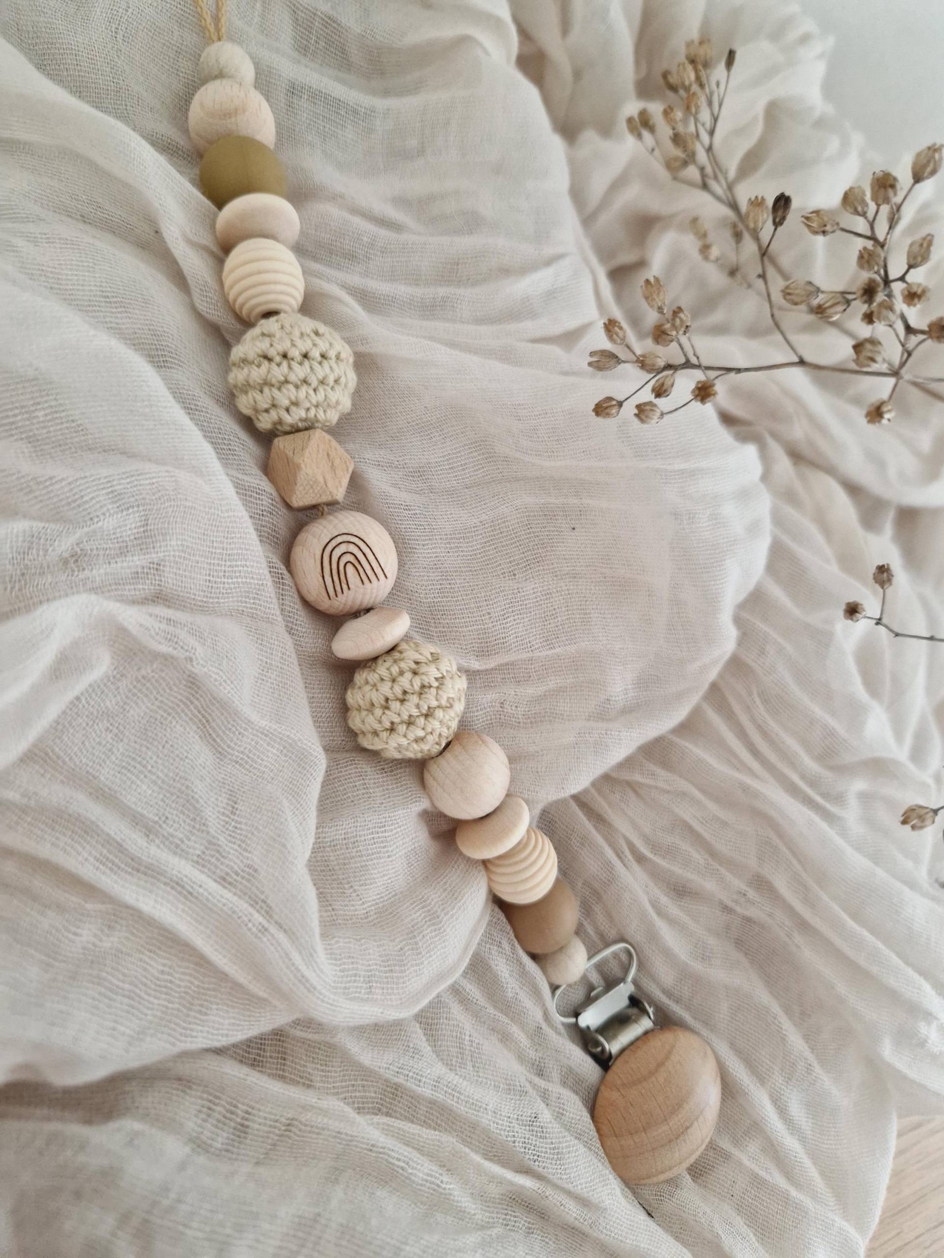 Schnullerkette "Little Rainbow" Caramel, Beige, Natur, Camel, Creme, Braun, Silikon, Holz, Gravur, Ohne Name, Hexagon, Häkelperlen Schnullerkette "Little Rainbow" Caramel, Beige, Natur, Camel, Creme, Braun, Silikon, Holz, Gravur, Ohne Name, Hexagon, Häkelperlen von beckyshandmadeshop
