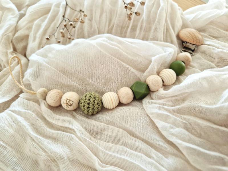 Schnullerkette "Monstera Blatt" Oliv, Beige, Natur, Olivgrün, Silikon, Holz, Gravur, Holzperlen, Ohne Name, Strazatella, Geriffelt, Grün von beckyshandmadeshop