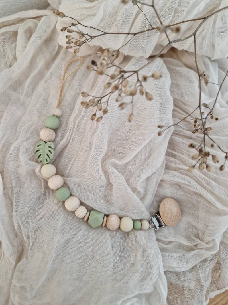 Schnullerkette "Monstera Lind", Beige, Natur, Lindgrün, Silikon, Holz, Hellgrün, Holzperlen, Ohne Name, Grün, Eukalytus, Schlicht, Hexagon von beckyshandmadeshop