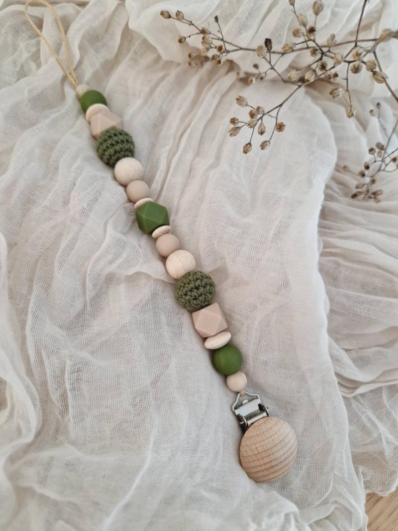Schnullerkette "Pure Oliv" Oliv, Beige, Natur, Olivgrün, Silikon, Holz, Gravur, Holzperlen, Ohne Name, Grün, Häkelperle, Schlicht, Hexagon von beckyshandmadeshop