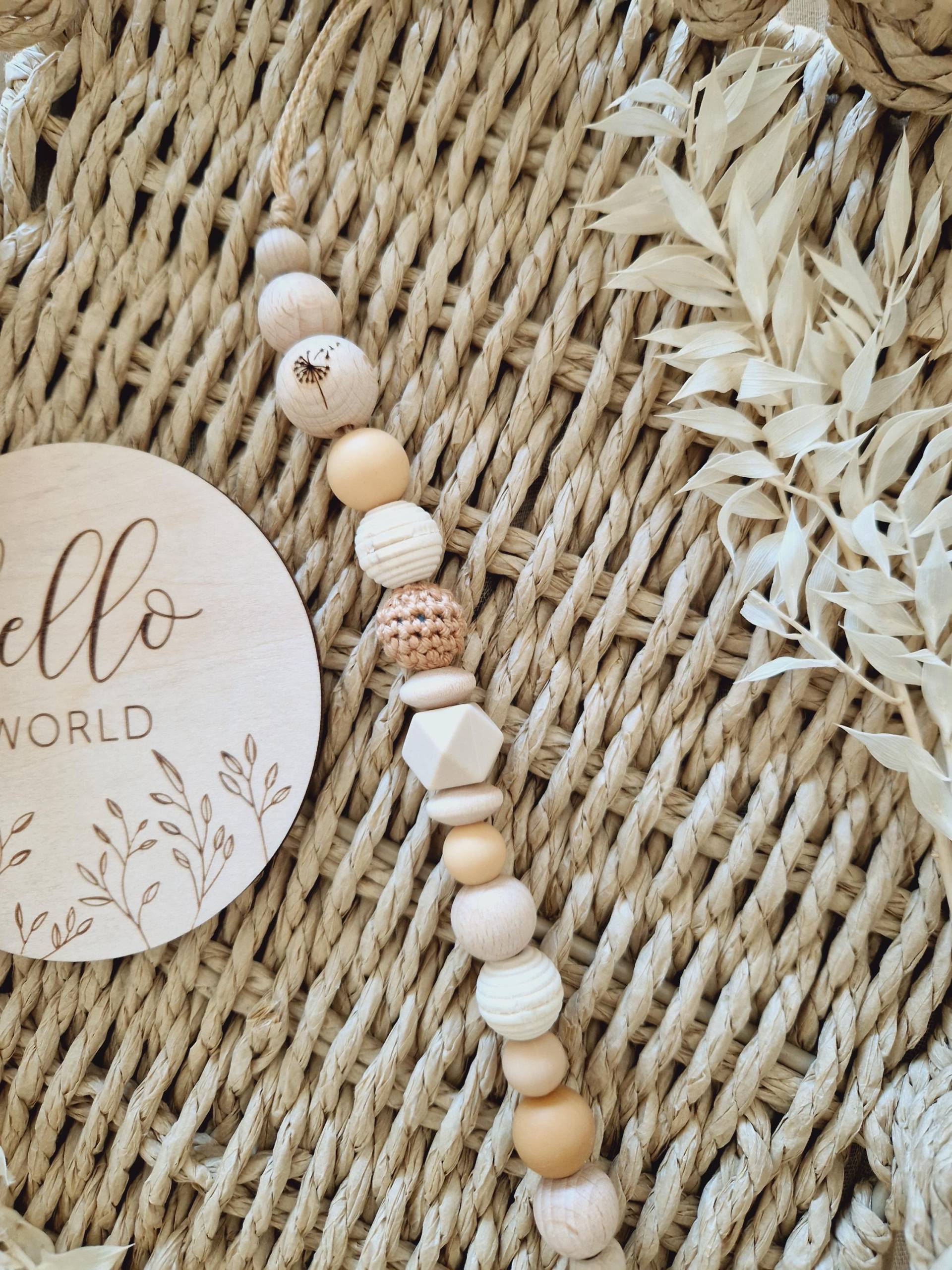 Schnullerkette "Pusteblume" Caramel, Beige, Natur, Camel, Hellgelb, Creme, Silikon, Holz, Gravur, Holzperlen, Ohne Name, Strazatella, Hexagon Schnullerkette "Pusteblume" Caramel, Beige, Natur, Camel, Hellgelb, Creme, Silikon, Holz, Gravur, Holzperlen, Ohne Name, Strazatella, Hexagon von beckyshandmadeshop