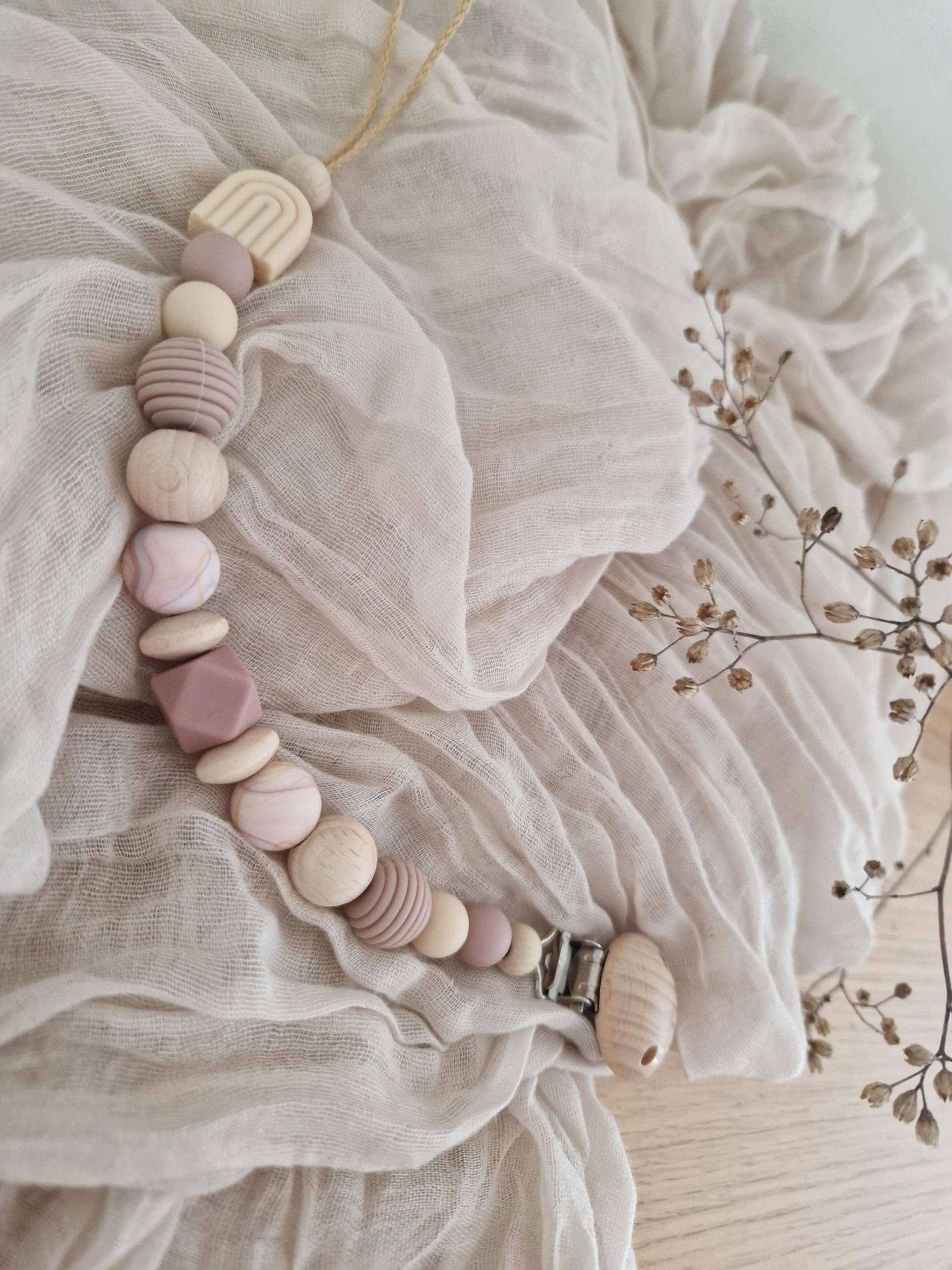 Schnullerkette "Rainbow Lilac" Creme, Beige, Natur, Silikon, Holz, Lila, Holzperlen, Ohne Name, Geriffelt, Flieder, Rosa, Regenbogen, Marmor Schnullerkette "Rainbow Lilac" Creme, Beige, Natur, Silikon, Holz, Lila, Holzperlen, Ohne Name, Geriffelt, Flieder, Rosa, Regenbogen, Marmor von beckyshandmadeshop