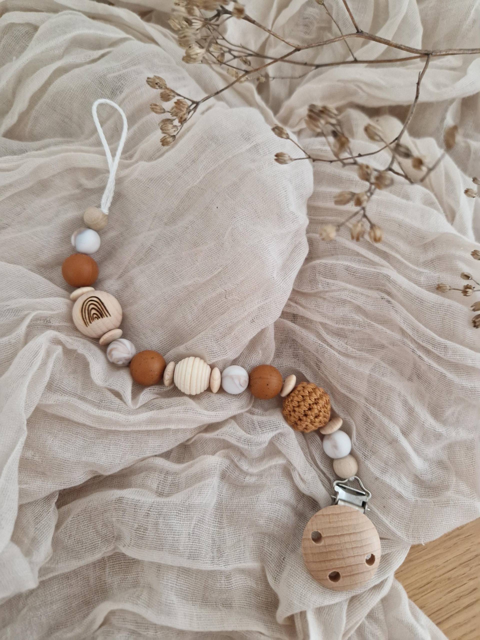 Schnullerkette "Regenbogen " Conjak, Beige, Natur, Camel, Creme, Braun, Silikon, Holz, Gravur, Holzperlen, Ohne Name, Mamor, Hexagon Schnullerkette "Regenbogen " Conjak, Beige, Natur, Camel, Creme, Braun, Silikon, Holz, Gravur, Holzperlen, Ohne Name, Mamor, Hexagon von beckyshandmadeshop