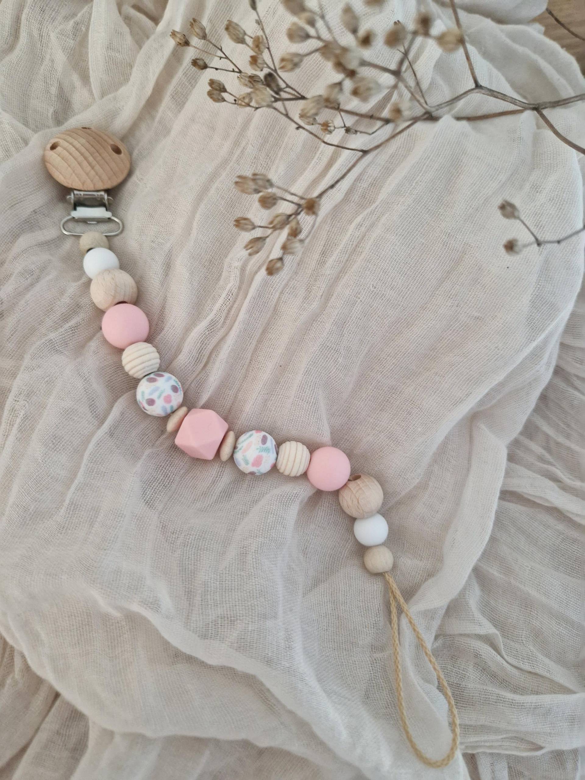 Schnullerkette "Rosa" Creme, Beige, Rosa, Terrazzo, Silikon, Holz, Pink, Holzperlen, Ohne Name, Häkelperlen, Rillenperle, Weiß Schnullerkette "Rosa" Creme, Beige, Rosa, Terrazzo, Silikon, Holz, Pink, Holzperlen, Ohne Name, Häkelperlen, Rillenperle, Weiß von beckyshandmadeshop