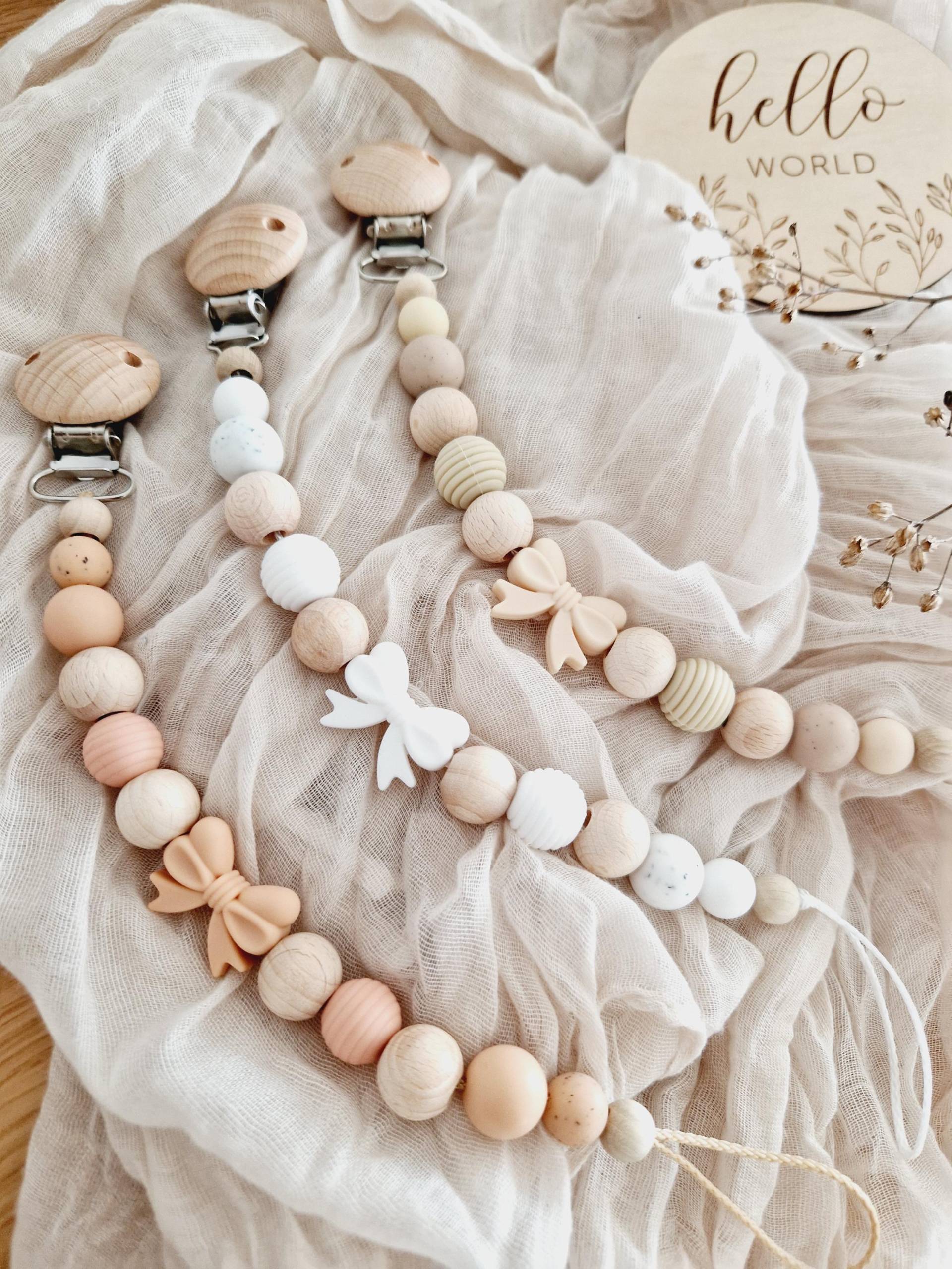 Schnullerkette "Schleifchen" Creme, Beige, Natur, Weiß, Apricot, Silikon, Holz, Gravur, Holzperlen, Ohne Name, , Geriffelt, Uni, Schleife Schnullerkette "Schleifchen" Creme, Beige, Natur, Weiß, Apricot, Silikon, Holz, Gravur, Holzperlen, Ohne Name, , Geriffelt, Uni, Schleife von beckyshandmadeshop