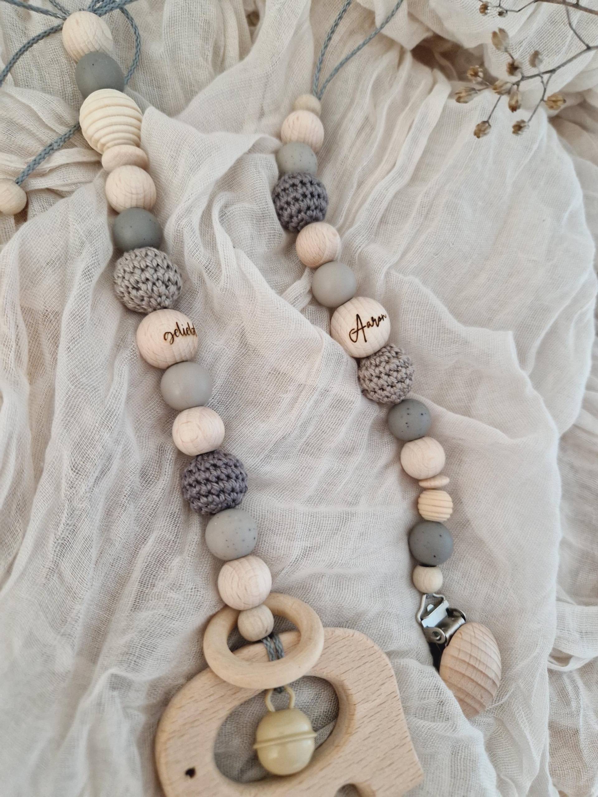 Schnullerkette Und Anhänger "Aaron" Grau, Greige, Dunkelgrau, Strazatella, Natur, Silikon, Geliebt, Gravur, Holzperlen, Häkelperlen, Elefant Schnullerkette Und Anhänger "Aaron" Grau, Greige, Dunkelgrau, Strazatella, Natur, Silikon, Geliebt, Gravur, Holzperlen, Häkelperlen, Elefant von beckyshandmadeshop