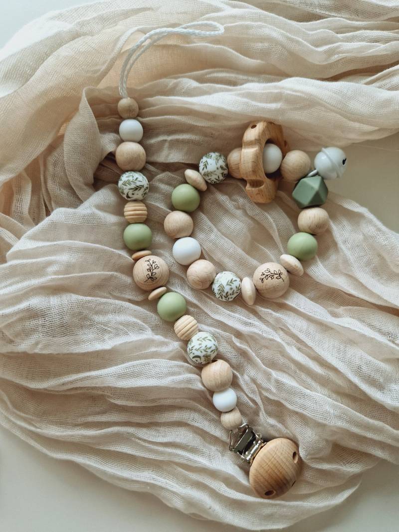 Schnullerkette Und Greifring "Lind Green" Lind, Weiß, Monstera, Blatt, Natur, Silikon, Blätter, Holz, Gravur, Holzperlen, Ohne Name, Glöckchen von beckyshandmadeshop