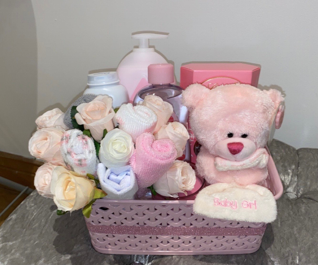 Baby Mädchen Geschenkkorb Baby Mädchen Geschenkkorb von bespokekingdom