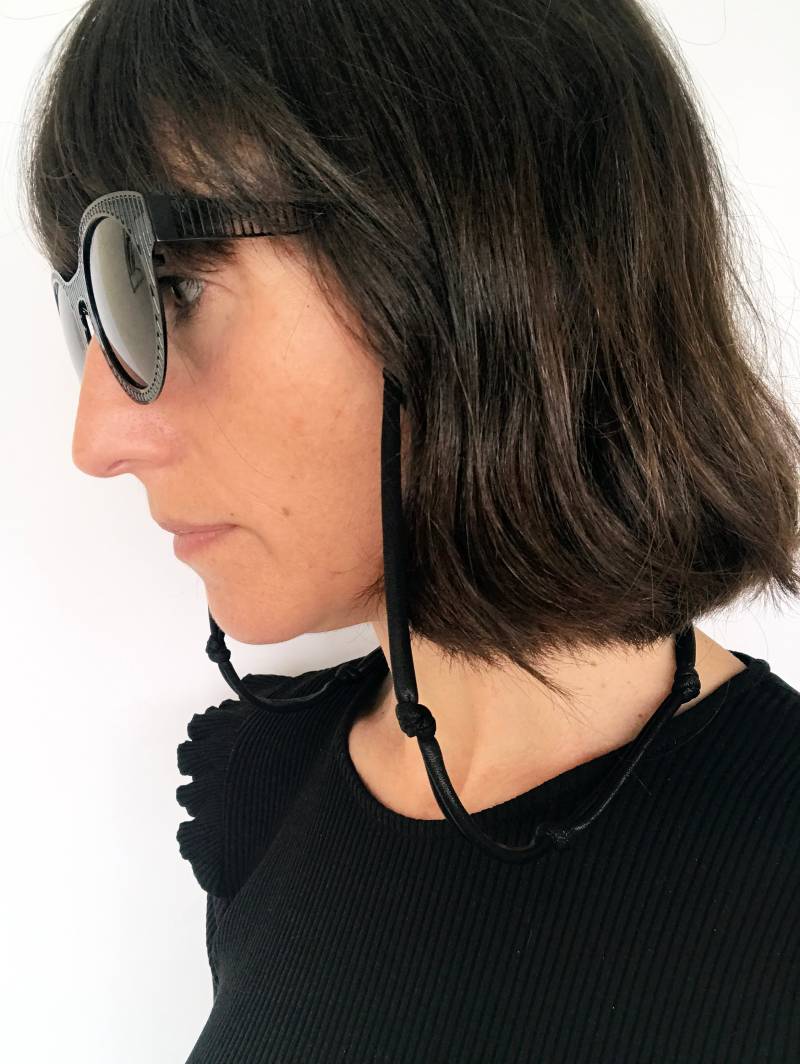 Schwarze Kunstleder Gesichtsmaske Und Brillenband von birdienumnumshop