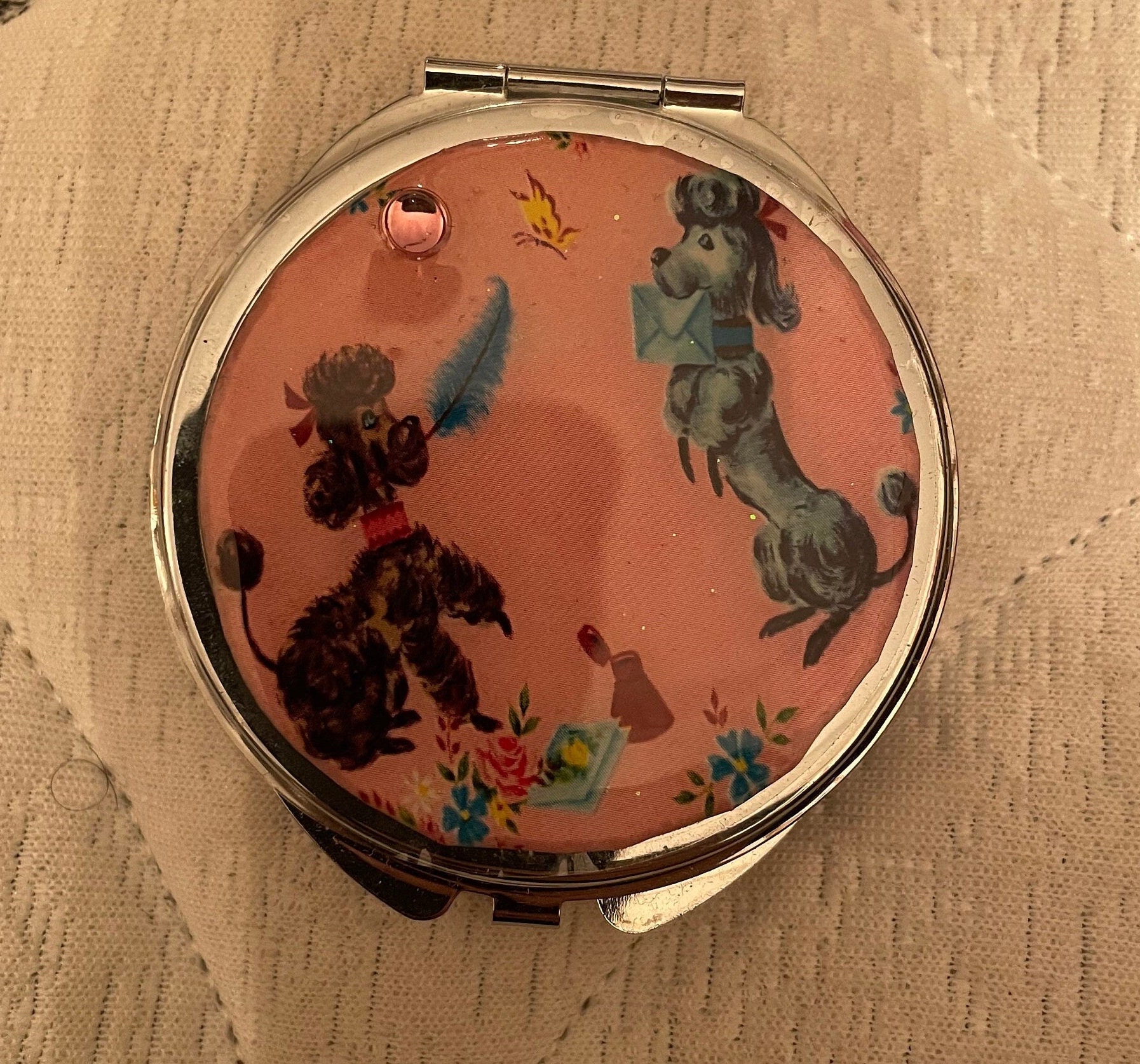 Retro 1950Er Jahre Pink Pudel Klein Rund Silber Spiegel Compact von cheetahrama