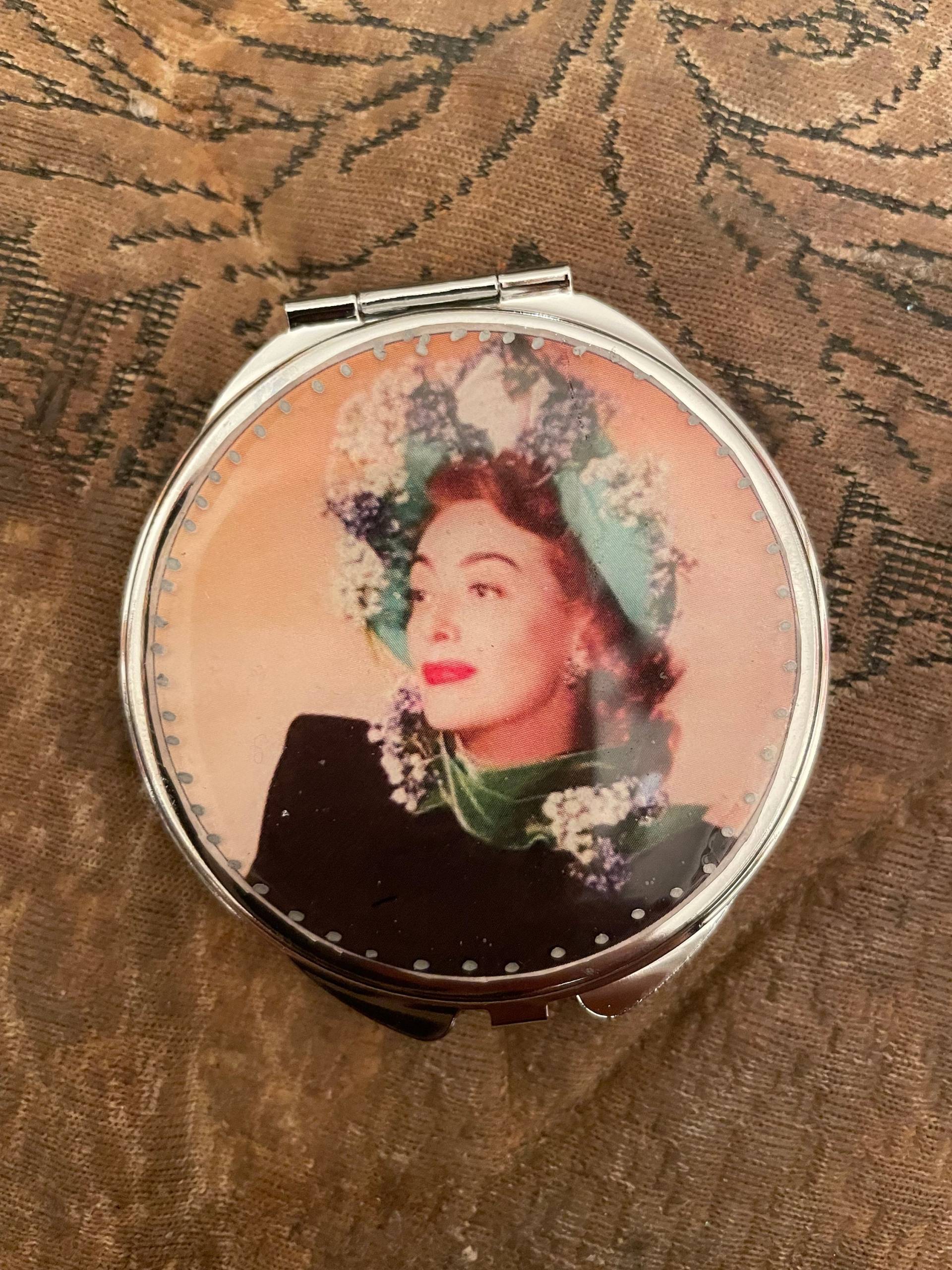 Retro Joan Crawford Grand Dame in Grün Bonnet Rund Silber Spiegel Compact von cheetahrama