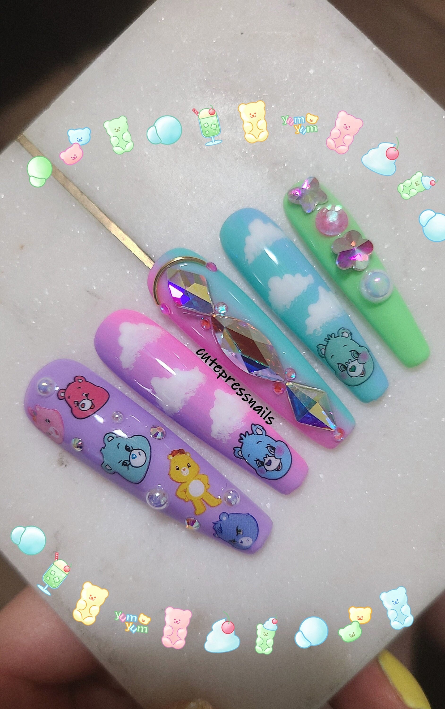 xxl Lange Sarg Lieber Bär Regenbogen Drücken Sie Auf Die Nägel | Gel Acryl Kristall Elegante Luxus Braut Glitzer xxl Lange Sarg Lieber Bär Regenbogen Drücken Sie Auf Die Nägel | Gel Acryl Kristall Elegante Luxus Braut Glitzer von cutepressnails