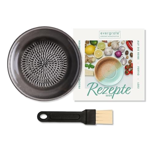 evergrate Keramikreibe im Motiv Anthrazit mit Küchenpinsel und Rezeptheft evergrate Keramikreibe im Motiv Anthrazit mit Küchenpinsel und Rezeptheft von evergrate