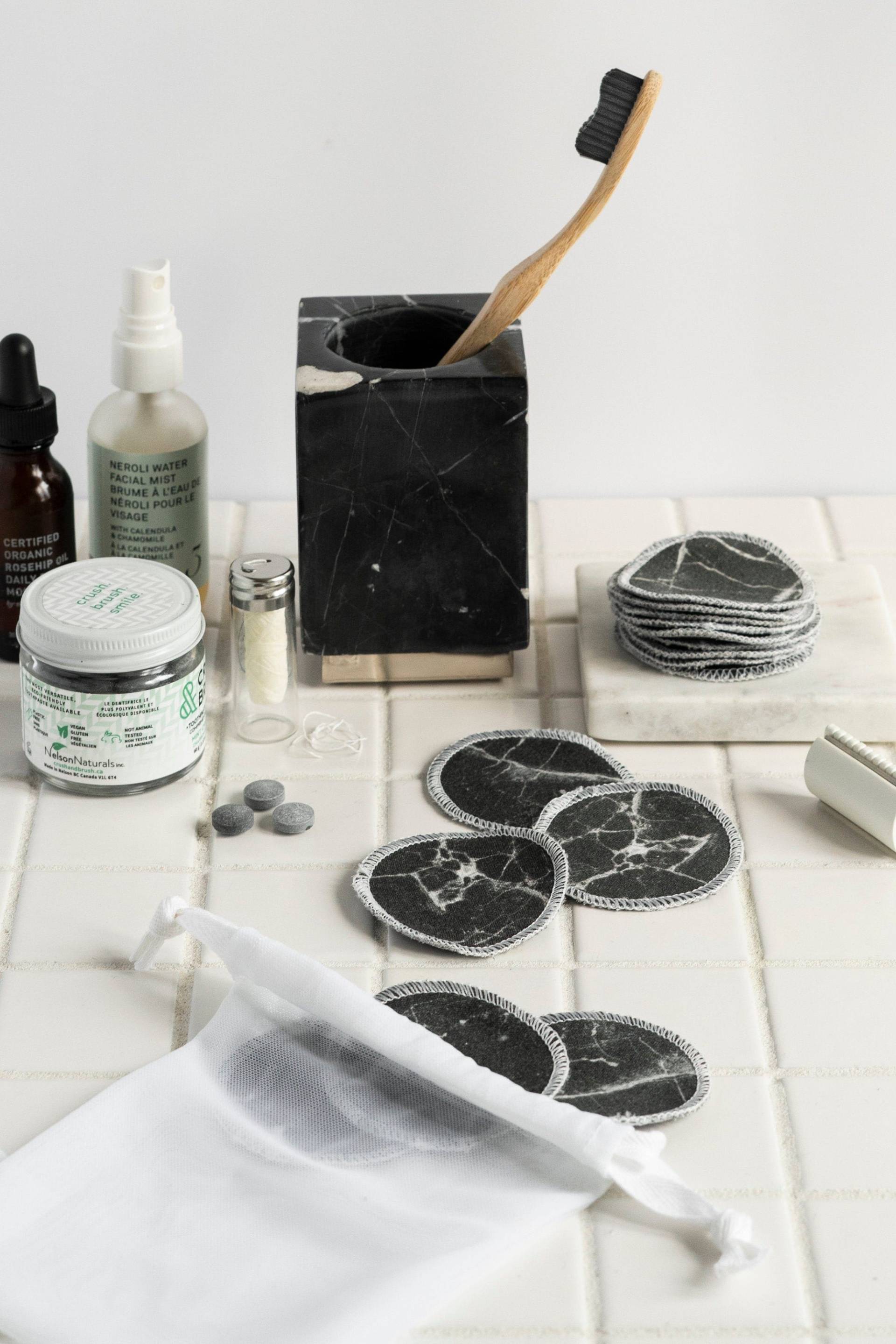 Wiederverwendbare Wattepads - Black Marble, 100% Bio-Baumwolle, Make-Up-Entferner, Gesichtspads, Tonerpads, 15Er-Set, Waschbarer Netzbeutel von freoncollective