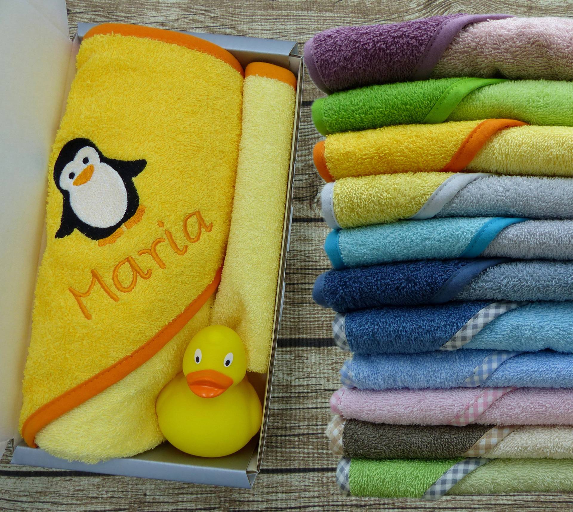Baby-Badeset Mit Namen Pinguin in Wunschfarbe Baby-Badeset Mit Namen Pinguin in Wunschfarbe von geschenkelibelle
