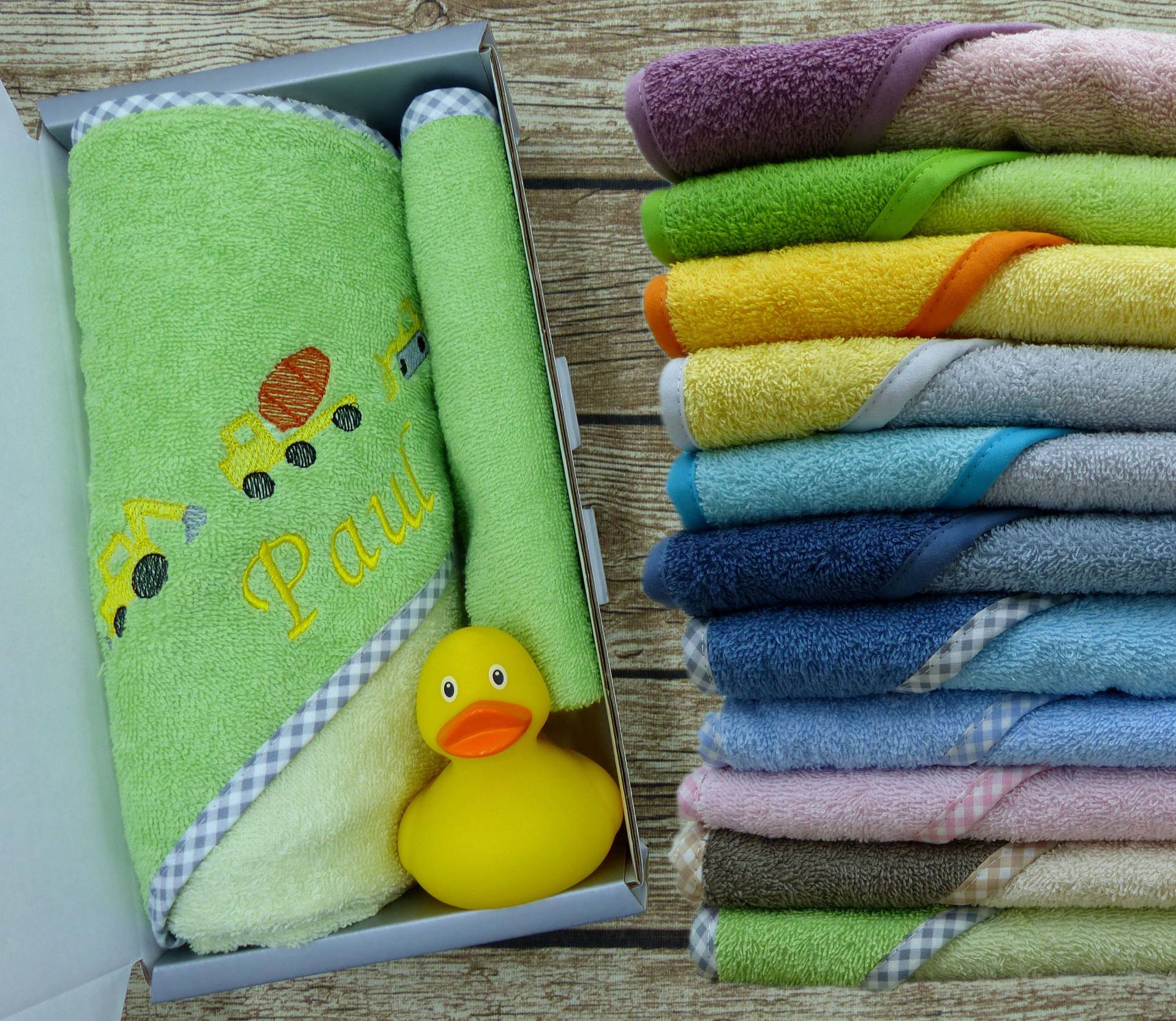 Geschenkset Baby Baden Mit Namen Baufahrzeuge in Wunschfarbe Geschenkset Baby Baden Mit Namen Baufahrzeuge in Wunschfarbe von geschenkelibelle
