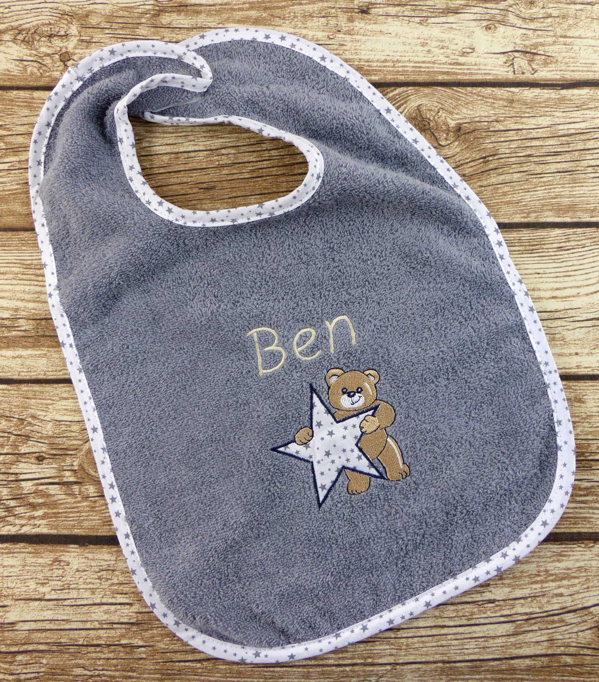 Lätzchen Mit Namen Personalisiert Teddy Grau Lätzchen Mit Namen Personalisiert Teddy Grau von geschenkelibelle