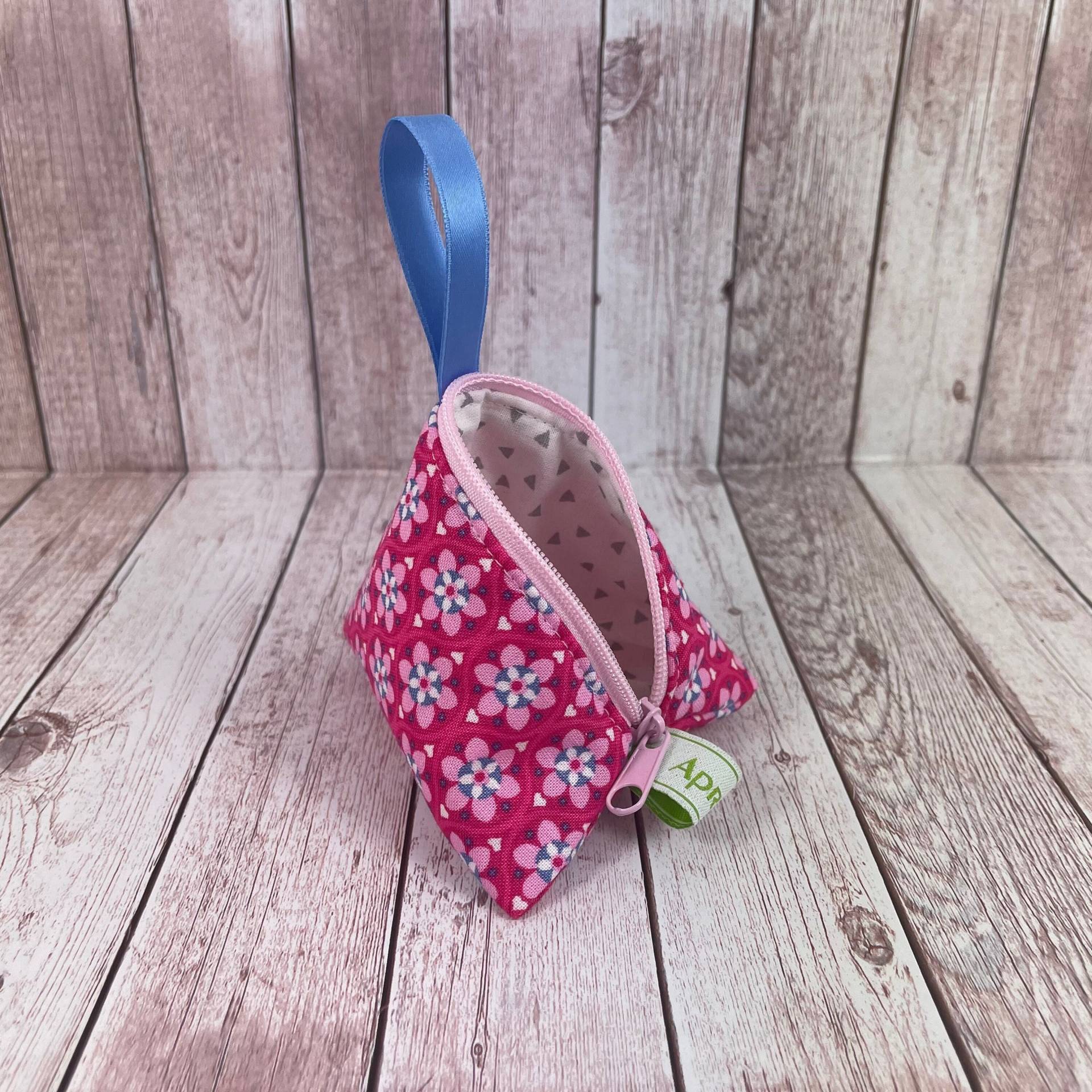 Schnullertasche Schnullertäschchen Pyramidentäschchen Schlüsselanhänger Dreiecktasche Schnullertasche Schnullertäschchen Pyramidentäschchen Schlüsselanhänger Dreiecktasche von handmadebyhe84