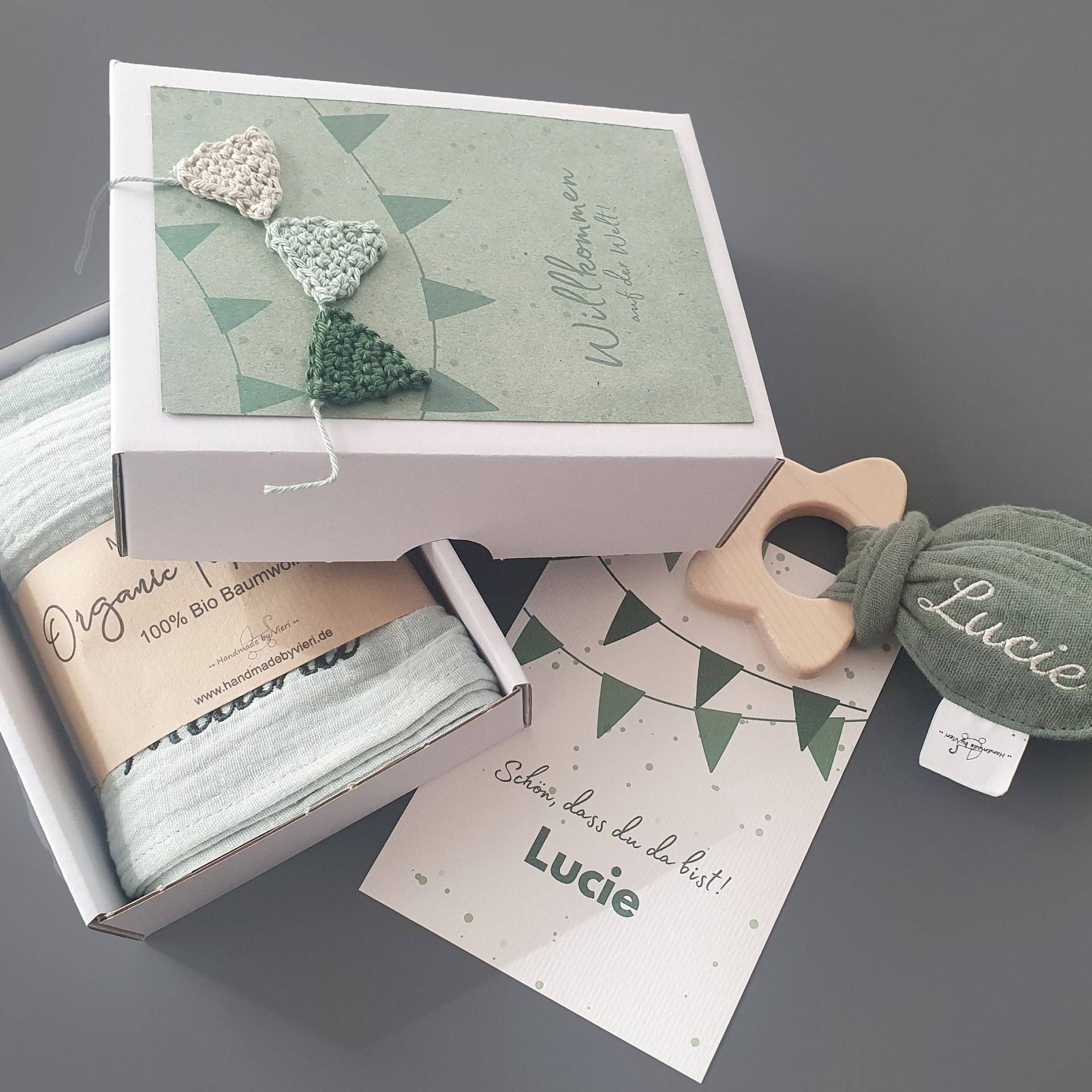 Baby Geschenkbox Personalisiert Grün - Geschenk Zur Geburt , 4 Teile, Geschenkbox, Karte Geburt, Knistertuch Greifling, Musselintuch Baby Geschenkbox Personalisiert Grün - Geschenk Zur Geburt , 4 Teile, Geschenkbox, Karte Geburt, Knistertuch Greifling, Musselintuch von handmadebyvieri