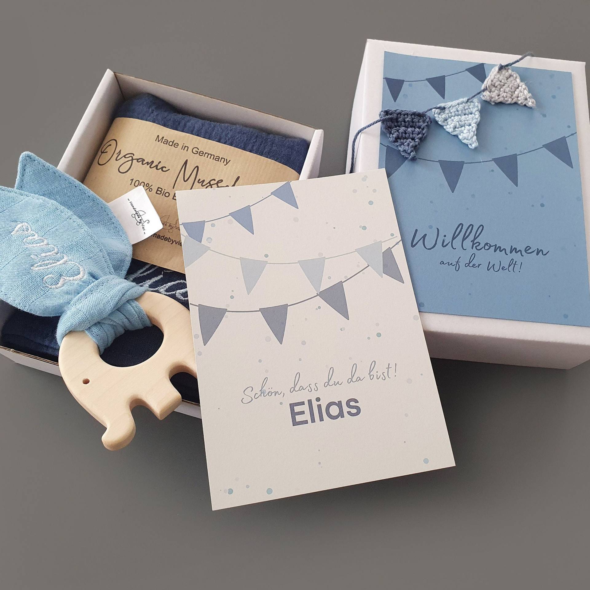 Baby Geschenkbox Personalisiert in Blau - Geschenk Zur Geburt Mit Name 4 Teile Geschenkbox, Karte, Knistertuch Greifling, Musselintuch Baby Geschenkbox Personalisiert in Blau - Geschenk Zur Geburt Mit Name 4 Teile Geschenkbox, Karte, Knistertuch Greifling, Musselintuch von handmadebyvieri