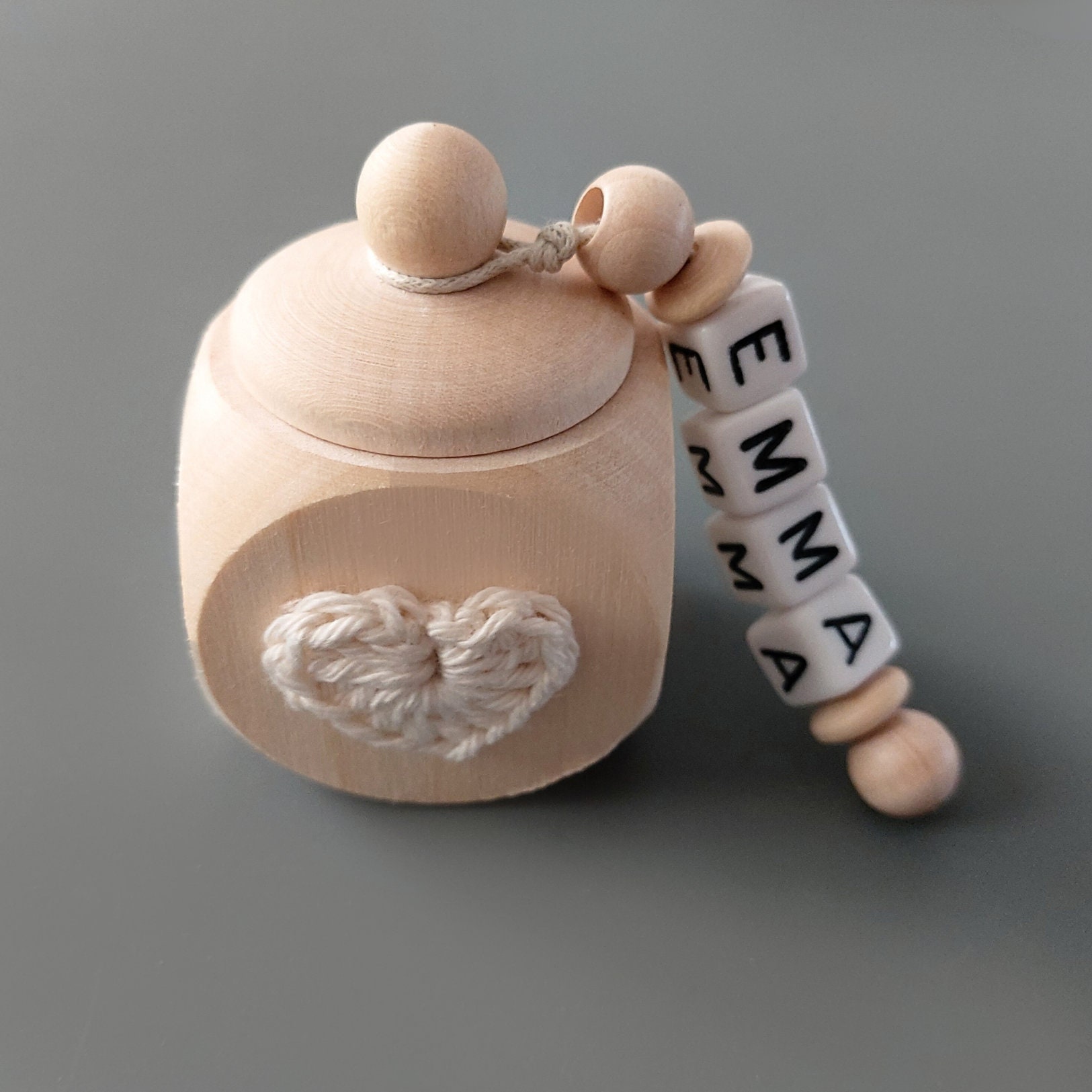 Personalisierte Milchzahndose Mit Herzchen Aus Holz - Einzigartige Geschenkidee Für Kleinkinder in Beige, Zahndose, Dose Milchzähne Personalisierte Milchzahndose Mit Herzchen Aus Holz - Einzigartige Geschenkidee Für Kleinkinder in Beige, Zahndose, Dose Milchzähne von handmadebyvieri