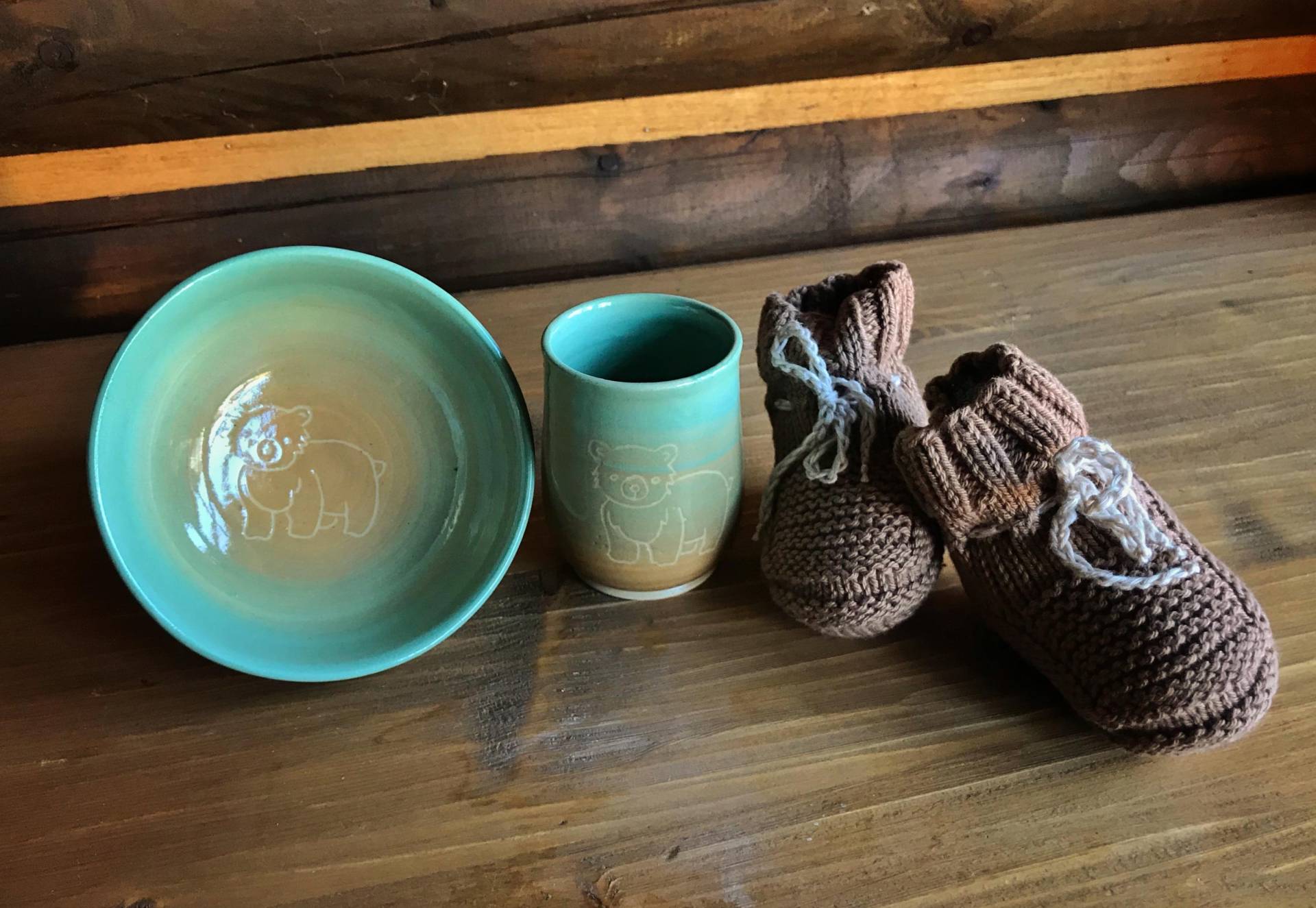 Baby-Geschenk, Baby-Set, 3-Tlg, Motiv Bär, Geschenk, Geburt, Baby-Geschirr, Kindergeschirr, Handgemacht, Kinderkeramik, Handgestrickt Baby-Geschenk, Baby-Set, 3-Tlg, Motiv Bär, Geschenk, Geburt, Baby-Geschirr, Kindergeschirr, Handgemacht, Kinderkeramik, Handgestrickt von handmariepottery
