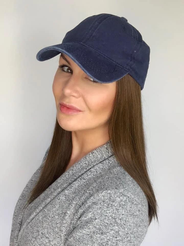 Dunkelblaue Baseballkappe, An Der Lange Haare Befestigt Sind Dunkelblaue Baseballkappe, An Der Lange Haare Befestigt Sind von headscarvesbyciara1