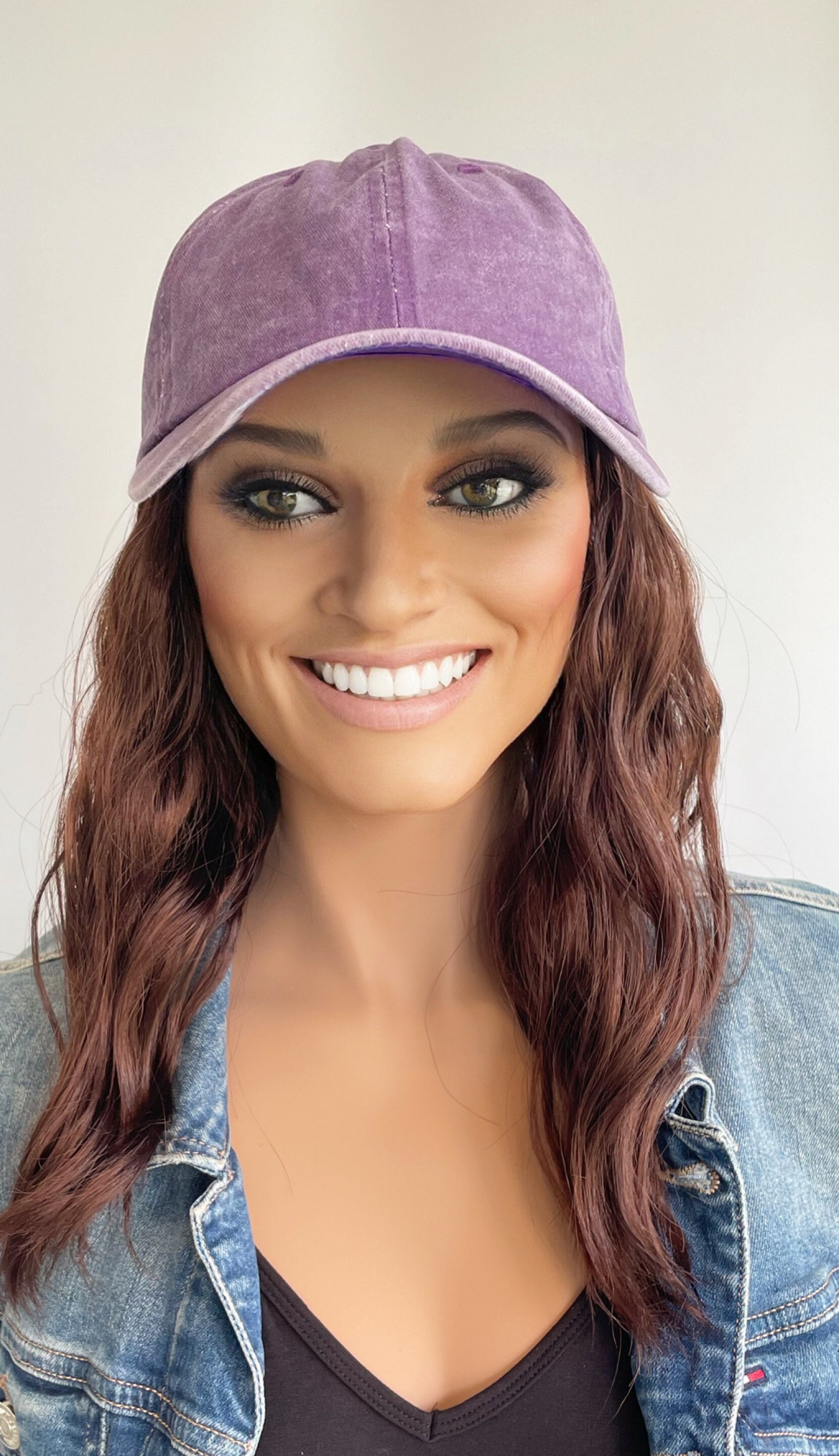 Gewaschenes Lila Baseball Cap Mit Angebrachter Langer Beach Wave Haarpracht von headscarvesbyciara1