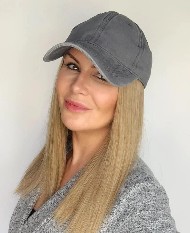Graue Basecap, An Der Lange Haare Befestigt Sind Graue Basecap, An Der Lange Haare Befestigt Sind von headscarvesbyciara1