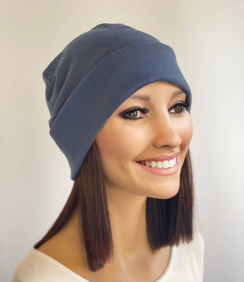 Leichte Vintage Blue Beanie Mit Weichen Kurzen Bob-Haaren Angebracht von headscarvesbyciara1