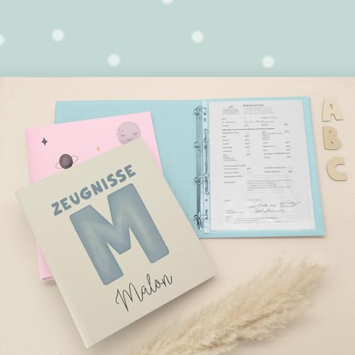 Zeugnismappe A4 personalisiert, Ringordner mit Namen, Leinen-Ordner für Schulzeugnisse, Geschenk Einschulung Mädchen & Jungen, Schulordner (Buchstabe Blau, Creme, Standard) von hellomini