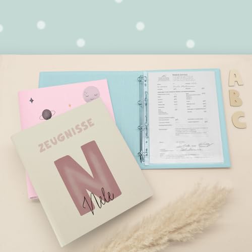 Zeugnismappe A4 personalisiert, Ringordner mit Namen, Leinen-Ordner für Schulzeugnisse, Geschenk Einschulung Mädchen & Jungen, Schulordner (Buchstabe Rosa, Creme, Standard) von hellomini