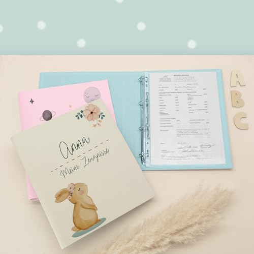 Zeugnismappe A4 personalisiert, Ringordner mit Namen, Leinen-Ordner für Schulzeugnisse, Geschenk Einschulung Mädchen & Jungen, Schulordner Tiermotive (Hase, Beige, 31×27×4,5) von hellomini