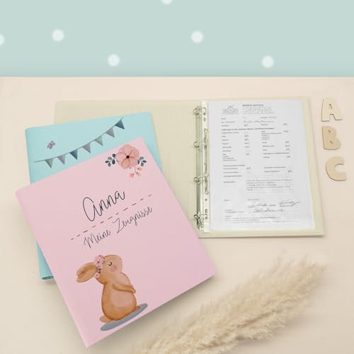 Zeugnismappe A4 personalisiert, Ringordner mit Namen, Leinen-Ordner für Schulzeugnisse, Geschenk Einschulung Mädchen & Jungen, Schulordner Tiermotive (Hase, Rosa, 31×27×4,5) von hellomini