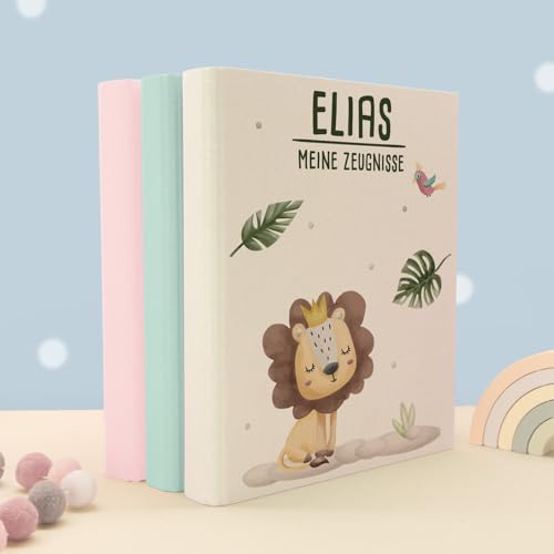 Zeugnismappe A4 personalisiert, Ringordner mit Namen, Leinen-Ordner für Schulzeugnisse, Geschenk Einschulung Mädchen & Jungen, Schulordner Tiermotive (Löwe, Beige, 31×27×4,5) von hellomini