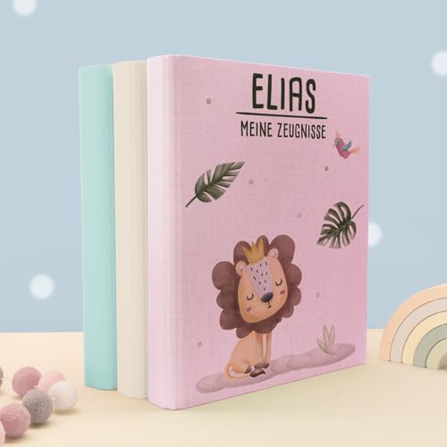 Zeugnismappe A4 personalisiert, Ringordner mit Namen, Leinen-Ordner für Schulzeugnisse, Geschenk Einschulung Mädchen & Jungen, Schulordner Tiermotive (Löwe, Rosa, 31×27×4,5) von hellomini