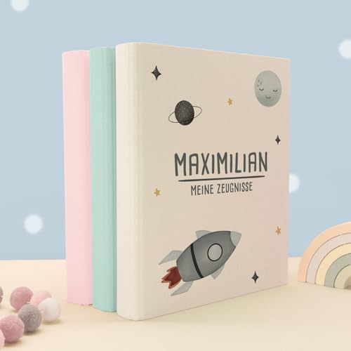Zeugnismappe A4 personalisiert, Ringordner mit Namen, Leinen-Ordner für Schulzeugnisse, Geschenk Einschulung Mädchen & Jungen, Schulordner Tiermotive (Raketenwelt, Beige, 31×27×4,5) von hellomini