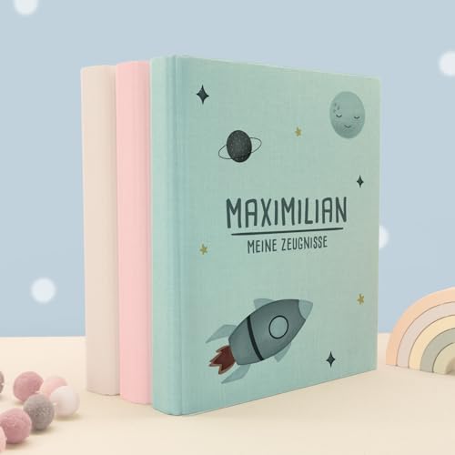 Zeugnismappe A4 personalisiert, Ringordner mit Namen, Leinen-Ordner für Schulzeugnisse, Geschenk Einschulung Mädchen & Jungen, Schulordner Tiermotive (Raketenwelt, Mint, 31×27×4,5) von hellomini