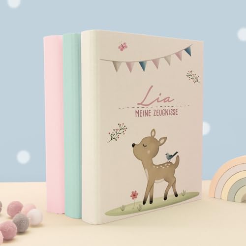 Zeugnismappe A4 personalisiert, Ringordner mit Namen, Leinen-Ordner für Schulzeugnisse, Geschenk Einschulung Mädchen & Jungen, Schulordner Tiermotive (Reh, Beige, 31×27×4,5) von hellomini