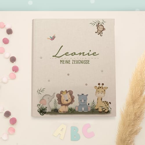 Zeugnismappe A4 personalisiert, Ringordner mit Namen, Leinen-Ordner für Schulzeugnisse, Geschenk Einschulung Mädchen & Jungen, Schulordner Tiermotive (Safari, Beige, 31×27×4,5) von hellomini