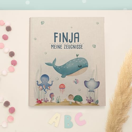 Zeugnismappe A4 personalisiert, Ringordner mit Namen, Leinen-Ordner für Schulzeugnisse, Geschenk Einschulung Mädchen & Jungen, Schulordner Tiermotive (Unterwasserwelt, Beige, 31×27×4,5) von hellomini
