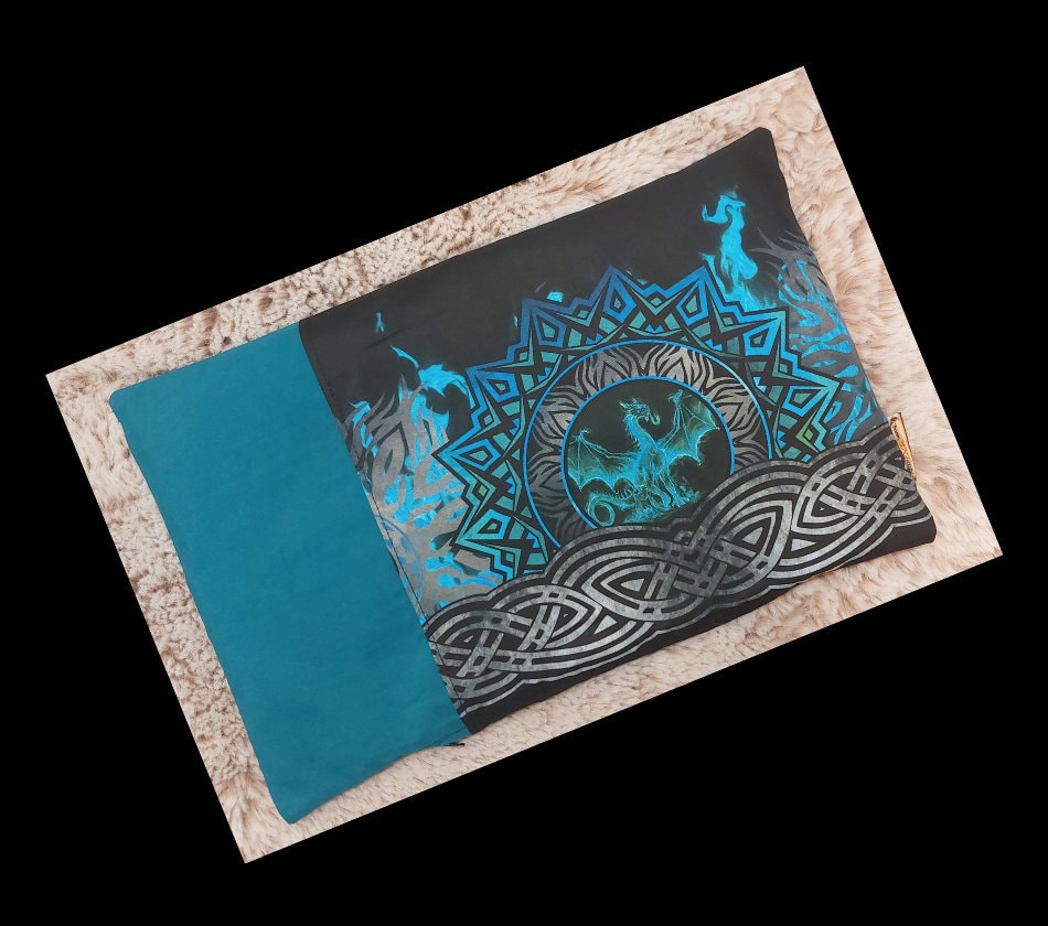 Bio Körnerkissen, Personalisierbar, Mit Inlett, 22x35 cm, Kirschkernkissen, Rapskissen, Dinkelkissen, Wärmekissen, Drache, Dragon, Keltisch Bio Körnerkissen, Personalisierbar, Mit Inlett, 22x35 cm, Kirschkernkissen, Rapskissen, Dinkelkissen, Wärmekissen, Drache, Dragon, Keltisch von hoamARTgfuehl