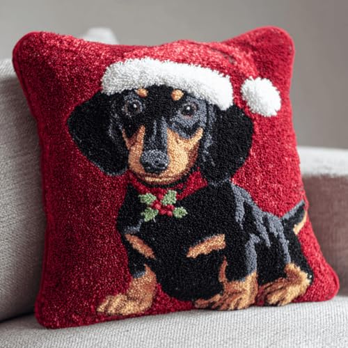 kitphoenix Latchkissen Kreativset Weihnachten,DIY Stickkissen für Kinder & Erwachsene,Knüpfkissen Set inkl. Zubehör,43x43 cm,Bastelset & Anfängerfreundliches Knüpfpackung mit Motiv,Weihnachtsdackel von kitphoenix